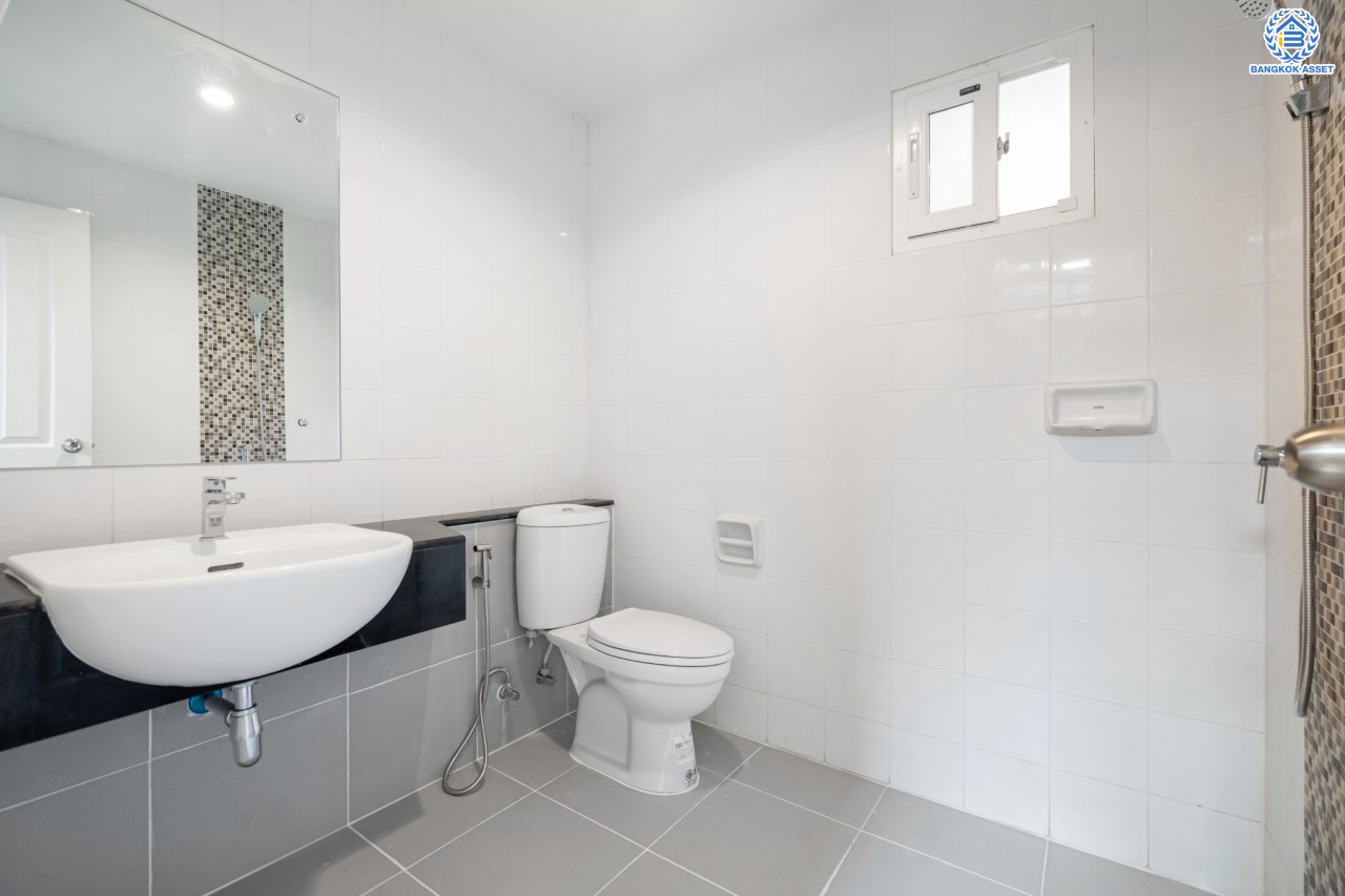 บ้านมือสองตกแต่งใหม่ ม.พฤกษาวิลเลจ11 ท่าอิฐ หลังมุม เนื้อที่ 50.2 ตร.ว. ฟังก์ชันพร้อม 4 ห้องนอน 2 ห้องน้ำ 2 ที่จอดรถ บนทำเลศักยภาพ เข้า-ออกได้ทั้งถ.รัตนาธิเบศร์ และถ.ราชพฤกษ์ ใกล้รถไฟฟ้าสายสีม่วง "สถานีบางรักน้อยท่าอิฐ"